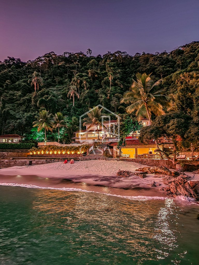 Beautiful villa with exclusive beach, seven suites in a cond