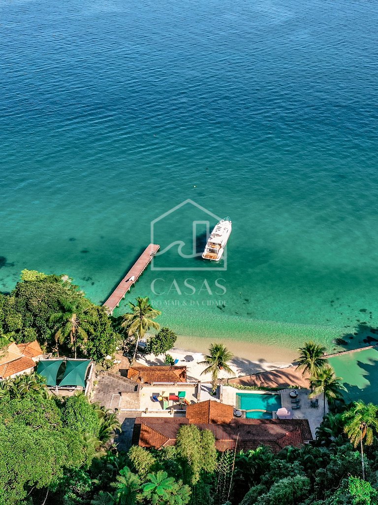 Beautiful villa with exclusive beach, seven suites in a cond