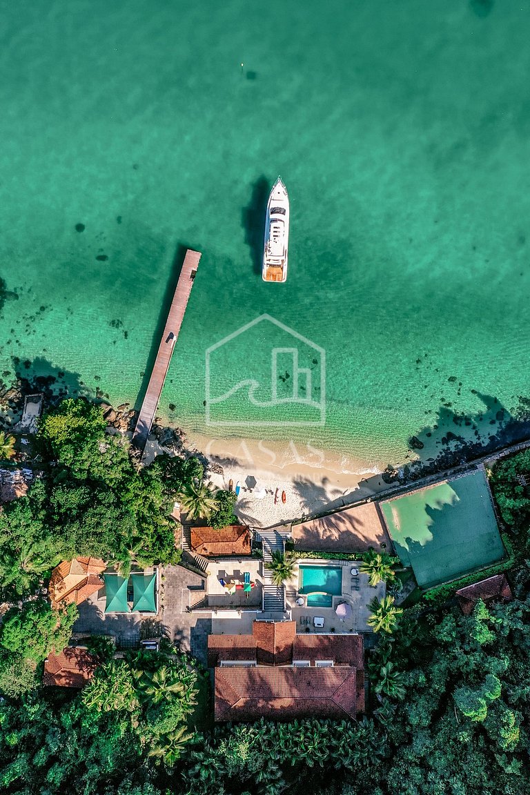 Beautiful villa with exclusive beach, seven suites in a cond