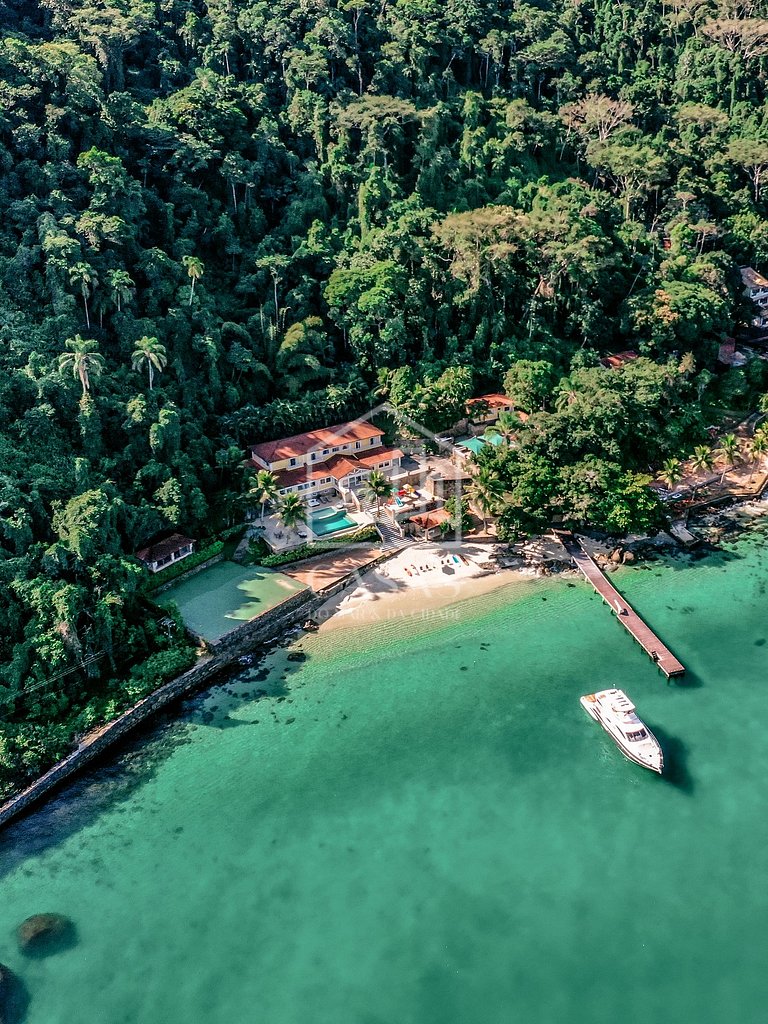 Beautiful villa with exclusive beach, seven suites in a cond
