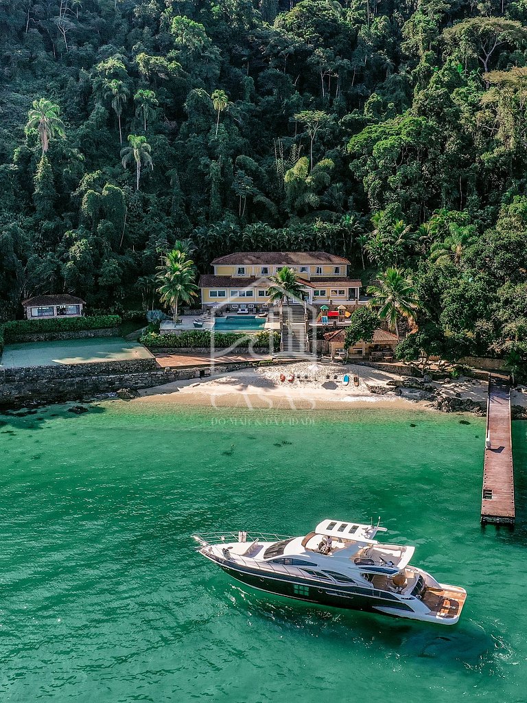 Beautiful villa with exclusive beach, seven suites in a cond