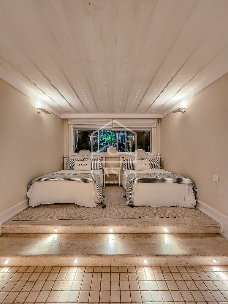 Beautiful villa with exclusive beach, seven suites in a cond