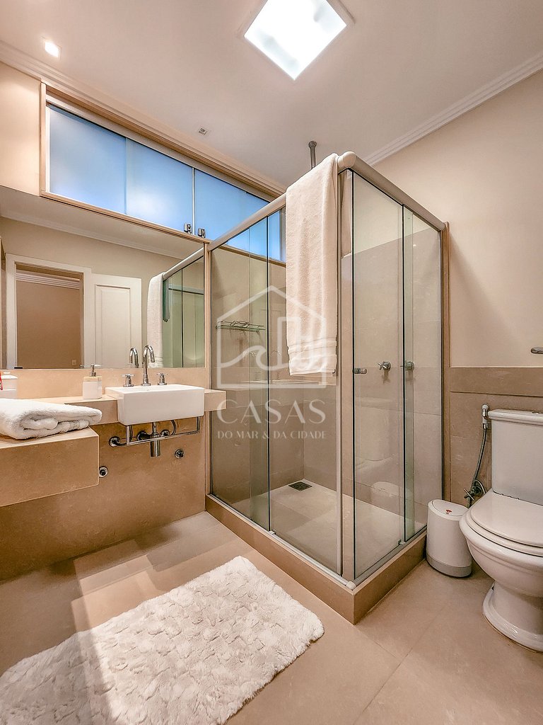 Beautiful villa with exclusive beach, seven suites in a cond