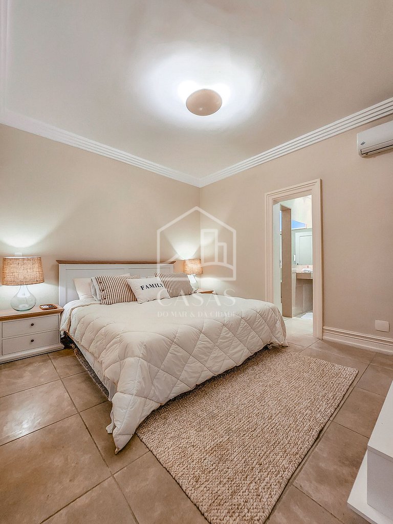 Beautiful villa with exclusive beach, seven suites in a cond