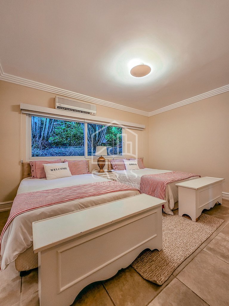Beautiful villa with exclusive beach, seven suites in a cond