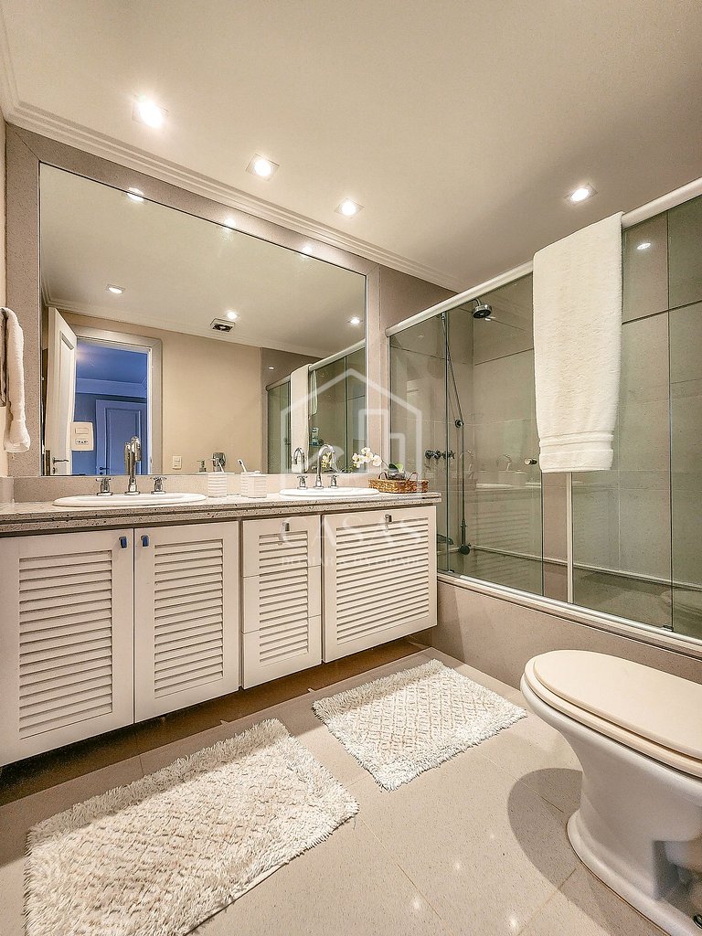 Beautiful villa with exclusive beach, seven suites in a cond