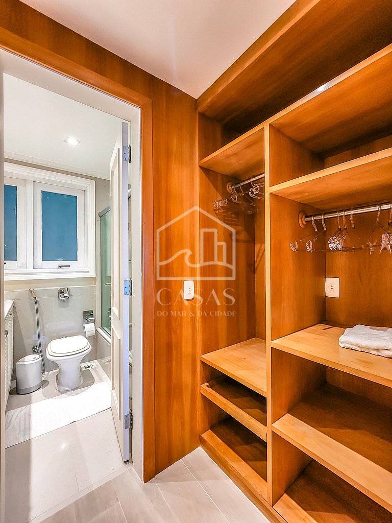 Beautiful villa with exclusive beach, seven suites in a cond