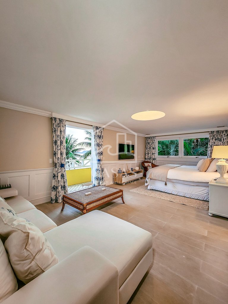 Beautiful villa with exclusive beach, seven suites in a cond