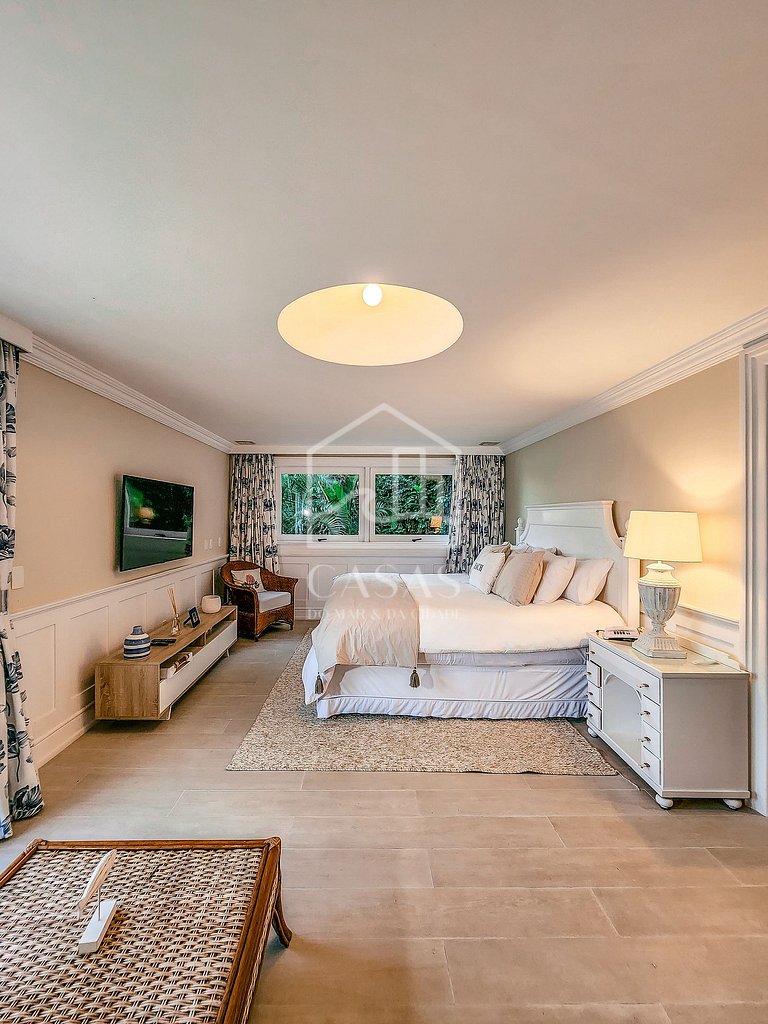 Beautiful villa with exclusive beach, seven suites in a cond