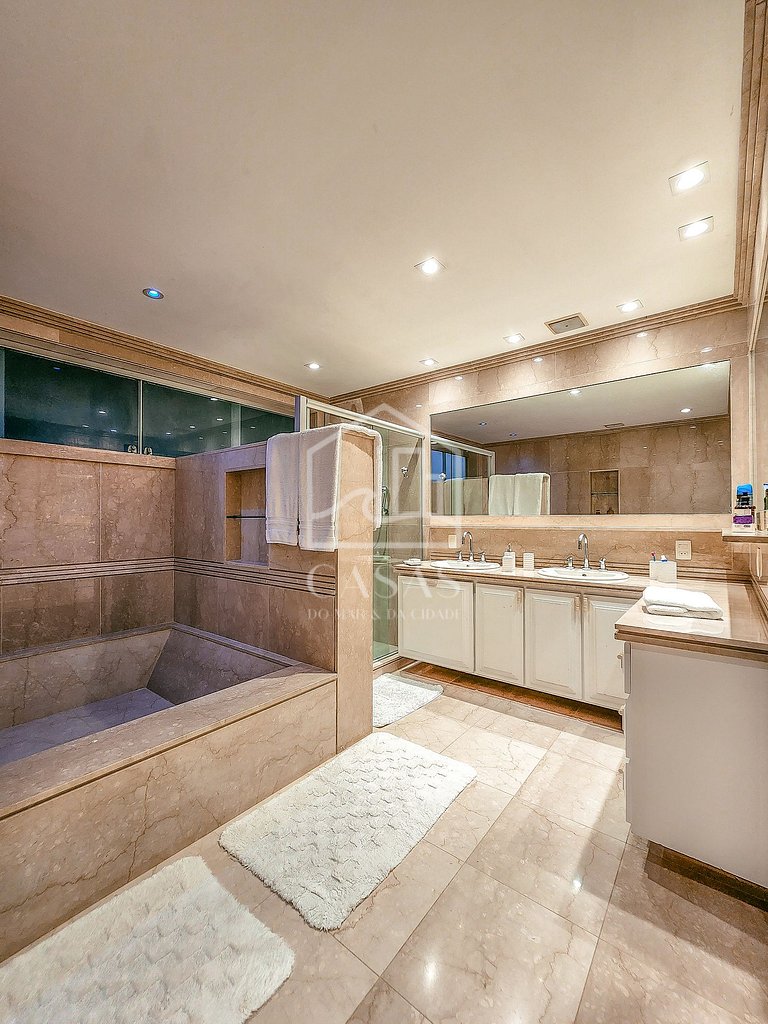 Beautiful villa with exclusive beach, seven suites in a cond
