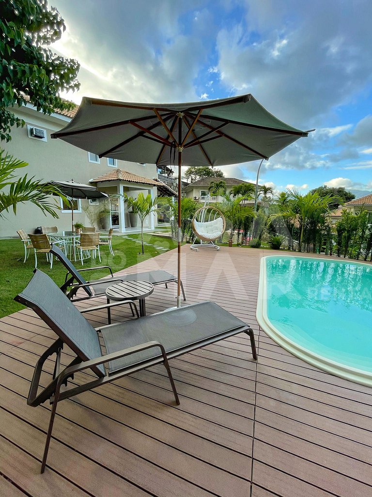 Linda casa com 4 quartos, piscina, churrasqueira, em condomí