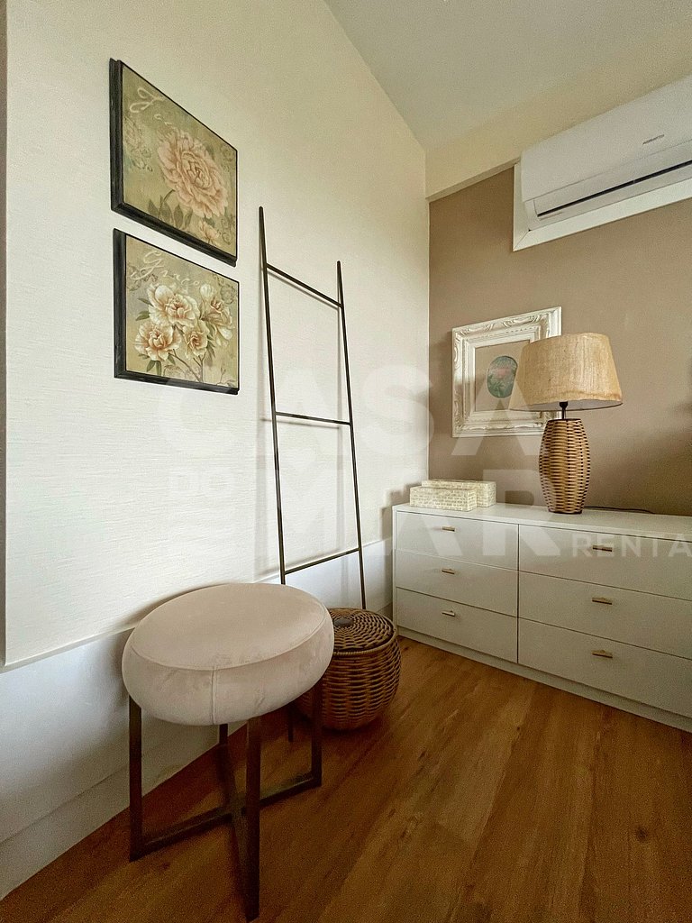Linda casa com 4 quartos, piscina, churrasqueira, em condomí