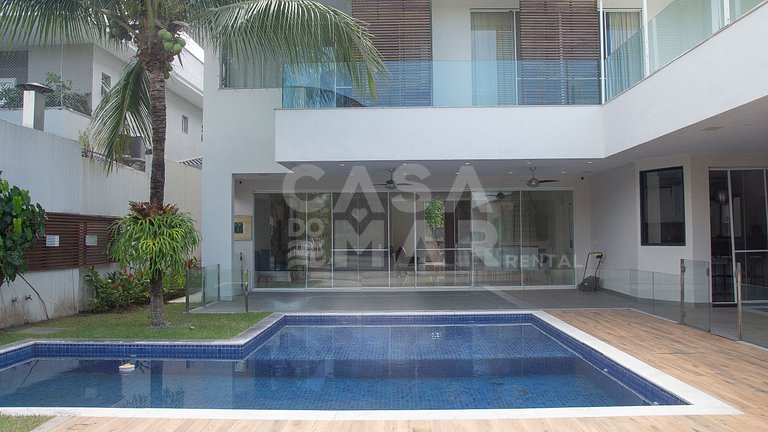 Linda Casa em Condomínio de Luxo na Barra da Tijuca