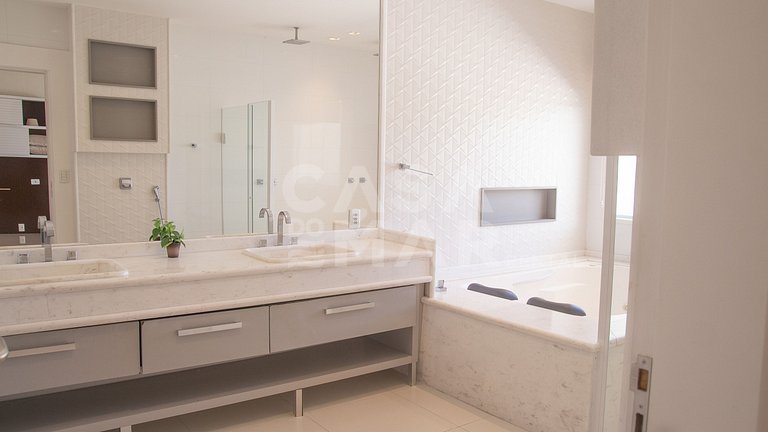 Linda Casa em Condomínio de Luxo na Barra da Tijuca