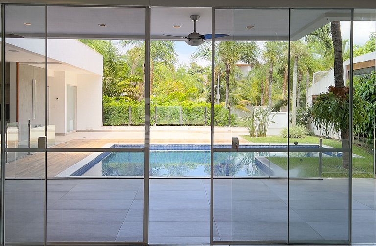 Linda Casa em Condomínio de Luxo na Barra da Tijuca