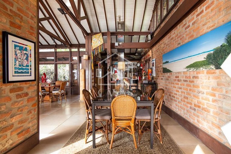 Mansão com 9 quartos e praia particular
