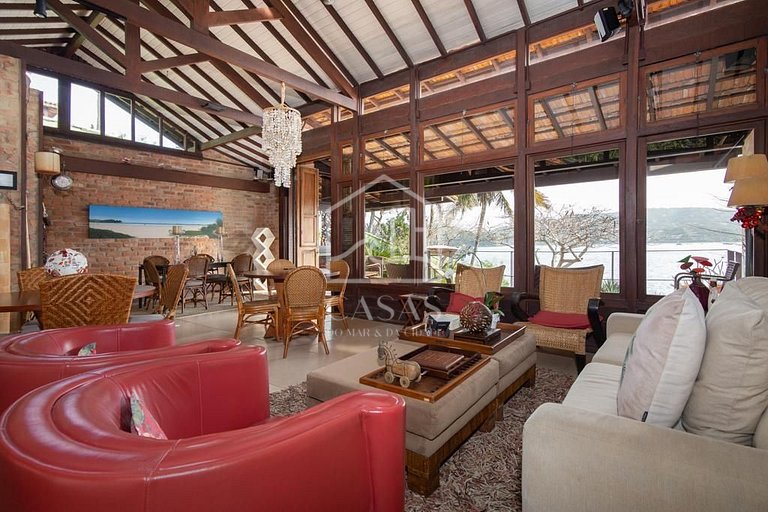Mansão com 9 quartos e praia particular