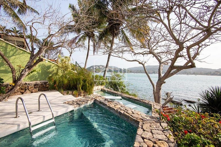 Mansão com 9 quartos e praia particular