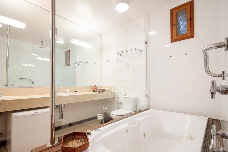 Mansão com 9 quartos e praia particular