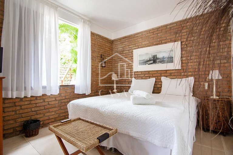 Mansão com 9 quartos e praia particular