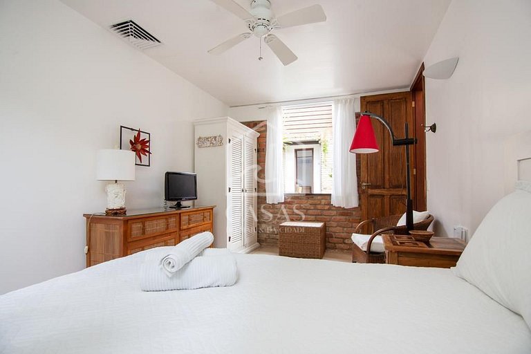 Mansão com 9 quartos e praia particular