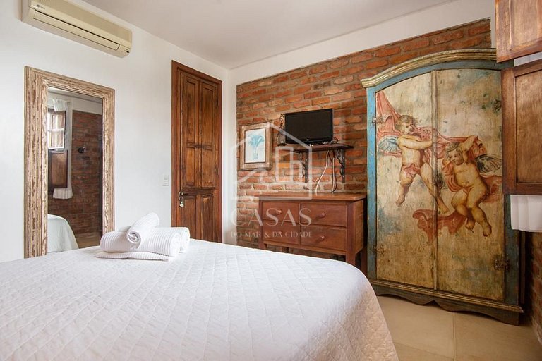 Mansão com 9 quartos e praia particular